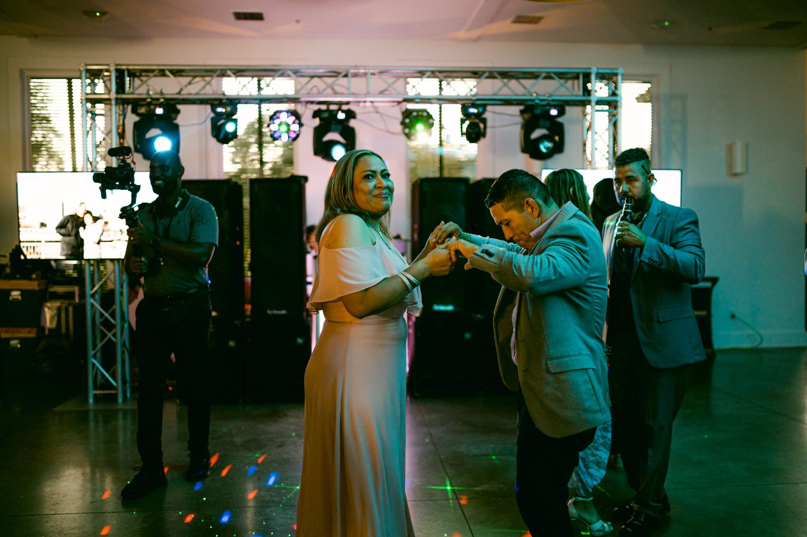 Invitada y su pareja bailando frente a luces móviles y bocinas de Sonido Master Vision en una boda