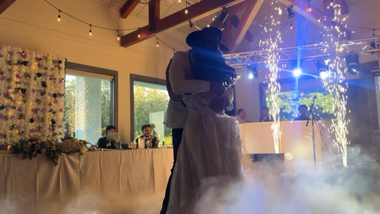 Primer baile de los novios con chispas frías y niebla baja