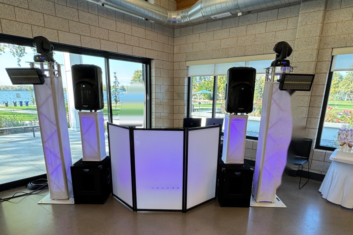 Montaje Fiesta: DJ con torres de truss blancas iluminadas, luces móviles, bocinas y subwoofers