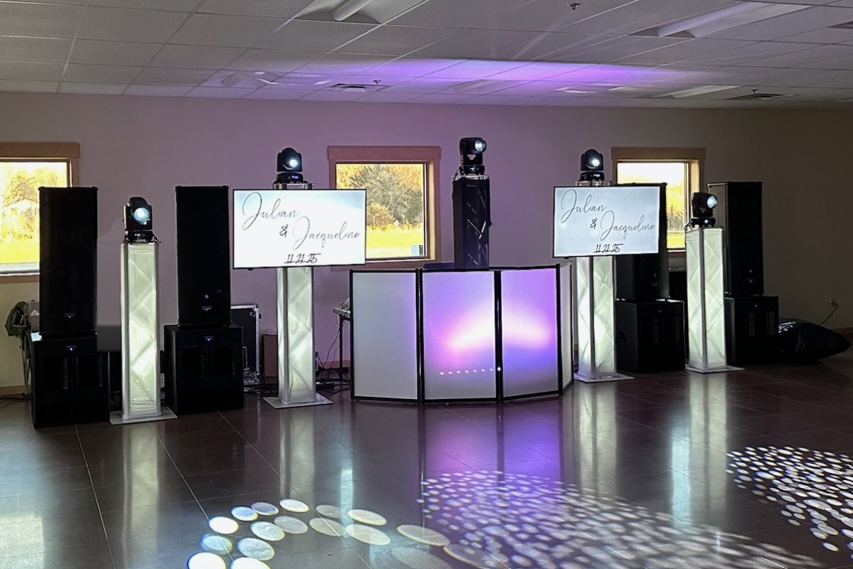 Montaje Completo: DJ con dos pantallas con los nombres de los novios, torres de luces y bocinas