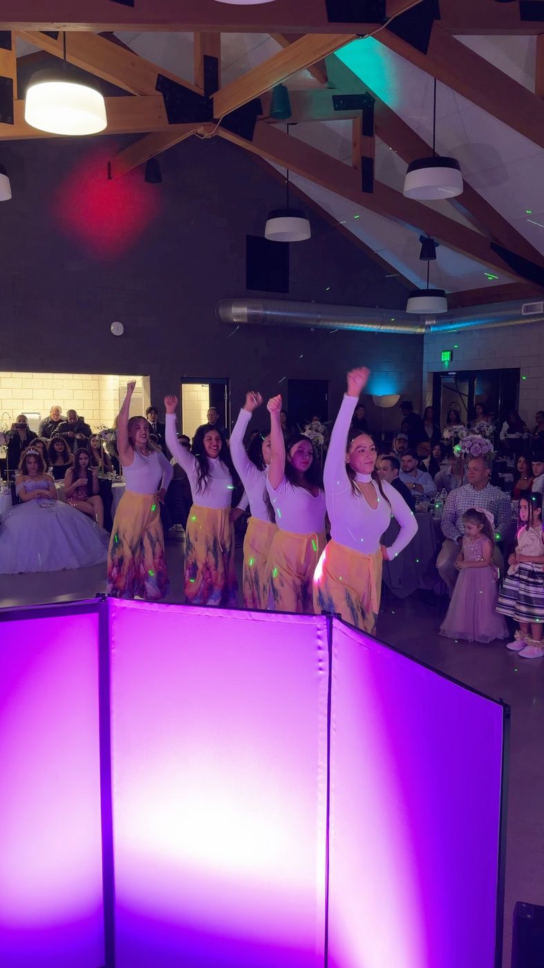 Baile sorpresa en una quinceañera frente a la cabina del DJ