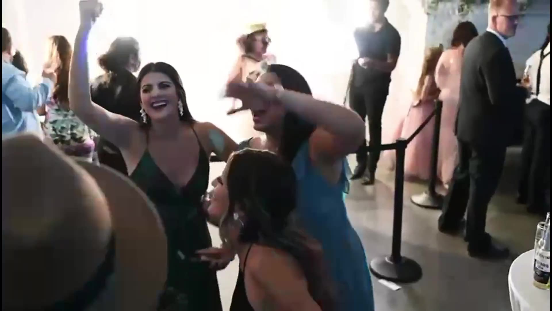 Video de una boda en St. Paul con la pista llena