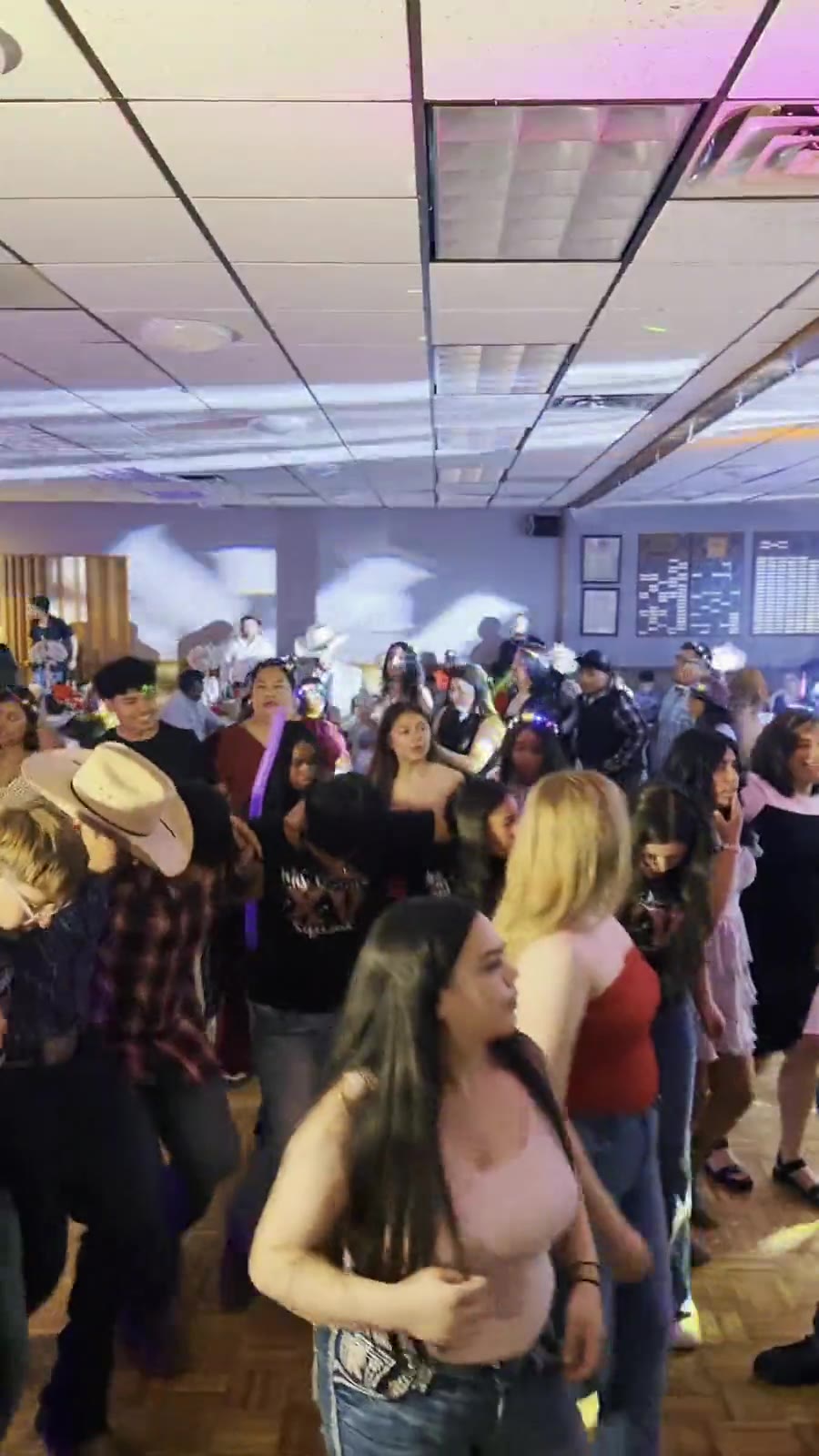 Video de una quinceañera con la pista llena en Minnesota